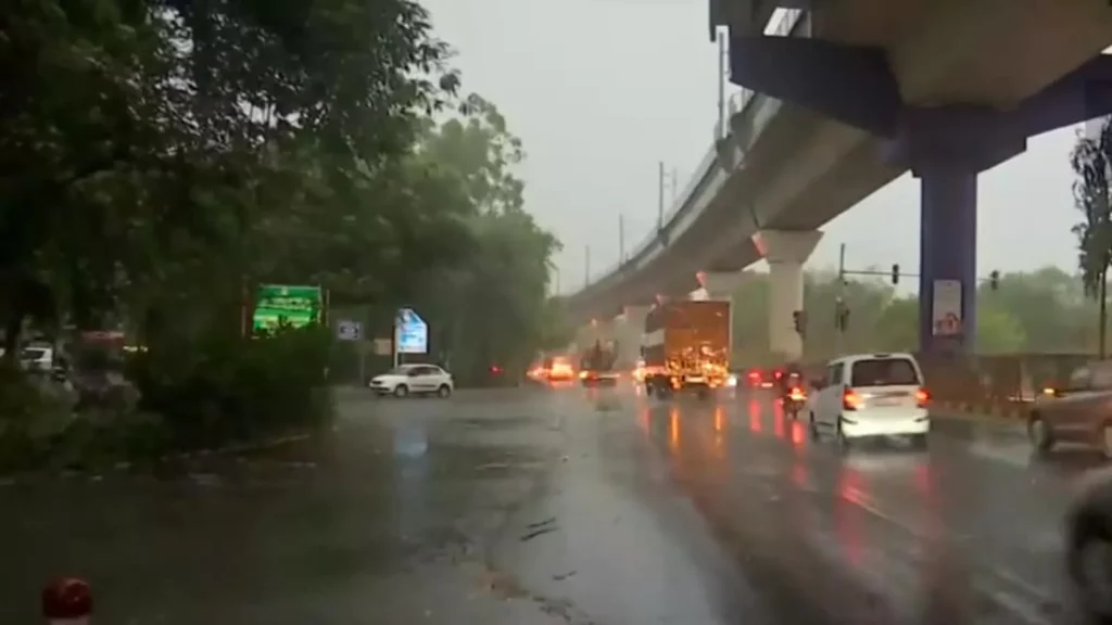 Heavy rain in delhi