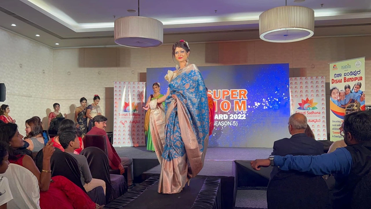 Girl wearing Indian culture dress in fashion designer show