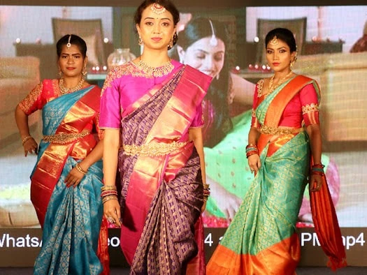  Girl wearing Indian culture dress in fashion designer show