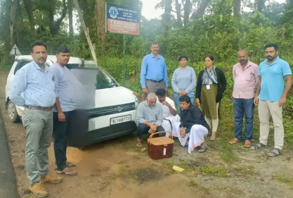 ವ್ಯಾಗನರ್ ಕಾರು ಜತೆ ಬಂಧನವಾಗಿರುವ  ಆರೋಪಿಗಳು 