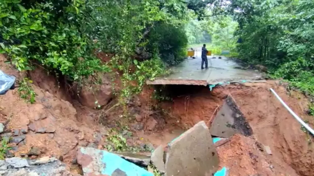 ಏರ್‌ಪೋರ್ಟ್‌ ರನ್‌ವೇ ಬದಿಯಲ್ಲೇ ರಸ್ತೆ ಕುಸಿದಿದೆ