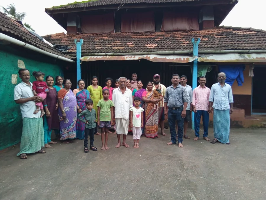 Good News | ಇದು ಅಪರೂಪದಲ್ಲಿ ಅಪರೂಪದ ಕುಟುಂಬ. ಎಂಟು ಜನ ಅಣ್ಣ-ತಮ್ಮಂದಿರ ಒಗ್ಗಟ್ಟಿನ ಮಂತ್ರ. ಅವಿಭಕ್ತ ಜೀವನ ನಡೆಸುತ್ತಿರುವ ಇವರು ಒಂದೇ ಮಾದರಿಯ ಮನೆಗಳನ್ನು ಕಟ್ಟಿಕೊಂಡಿದ್ದಾರೆ. ಇದರ ವಿಶೇಷತೆಯೂ ಸಾಕಷ್ಟು ಗಮನ ಸೆಳೆಯುತ್ತದೆ. ಶಿರಸಿ ತಾಲೂಕಿನ ಕಂತ್ರಾಜಿ ಗ್ರಾಮದ ಈ ಮನೆಗಳು ಸಾಕಷ್ಟು ವಿಶೇಷತೆಯನ್ನು ಹೊಂದಿವೆ.
