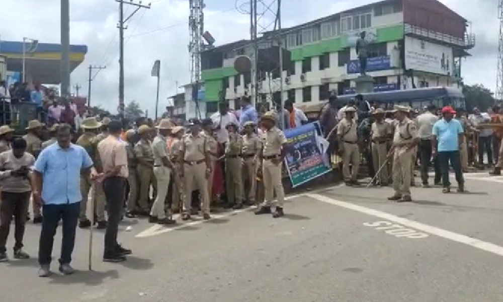 ಕೊಡಗಿನಲ್ಲಿ ಸಿದ್ದರಾಮಯ್ಯ ಕಾರಿಗೆ ಮೊಟ್ಟೆ ಎಸೆತ