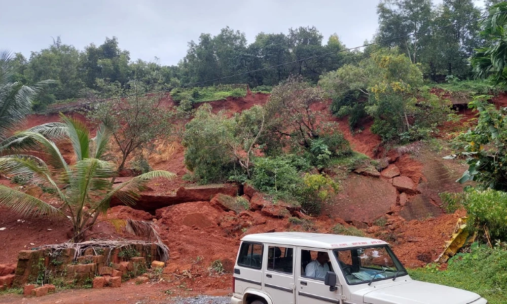 ಗುಡ್ಡ ಕುಸಿತದ ಆತಂಕ 