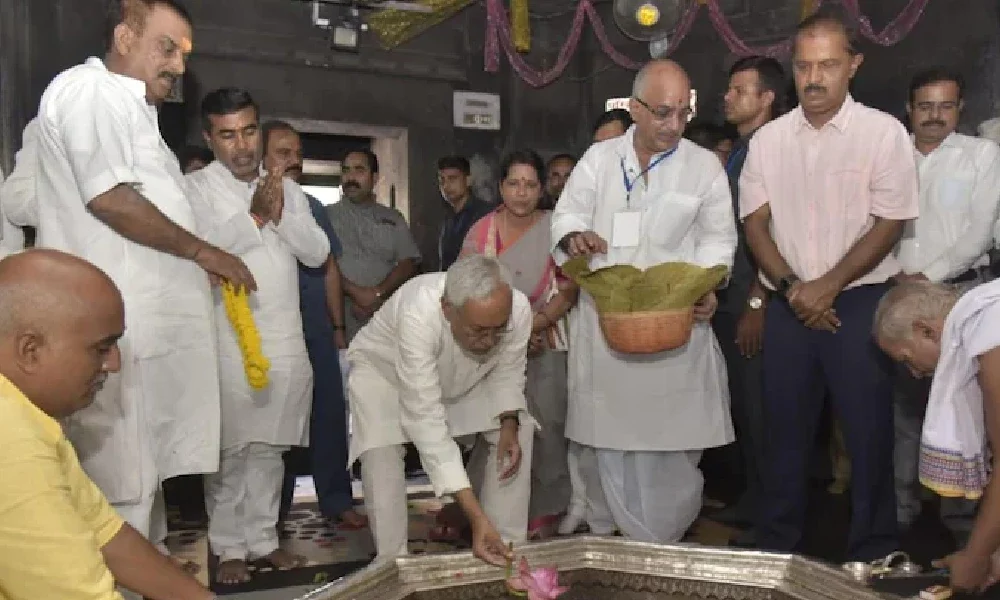 Nitish Kumar enters Vishnupad temple With Muslim Minister