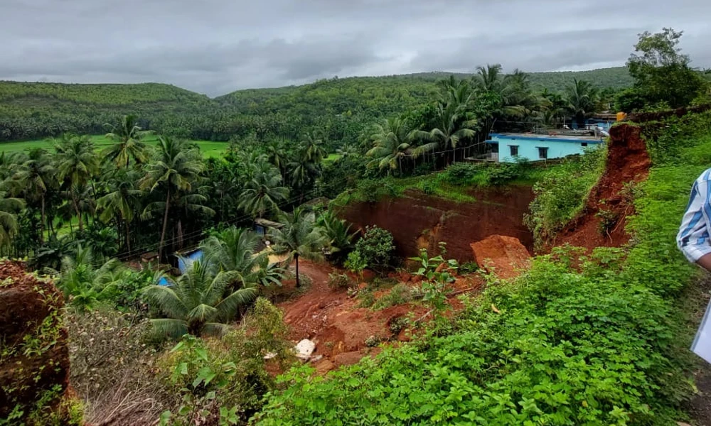 ಗುಡ್ಡ ಕುಸಿತದ ಆತಂಕ 