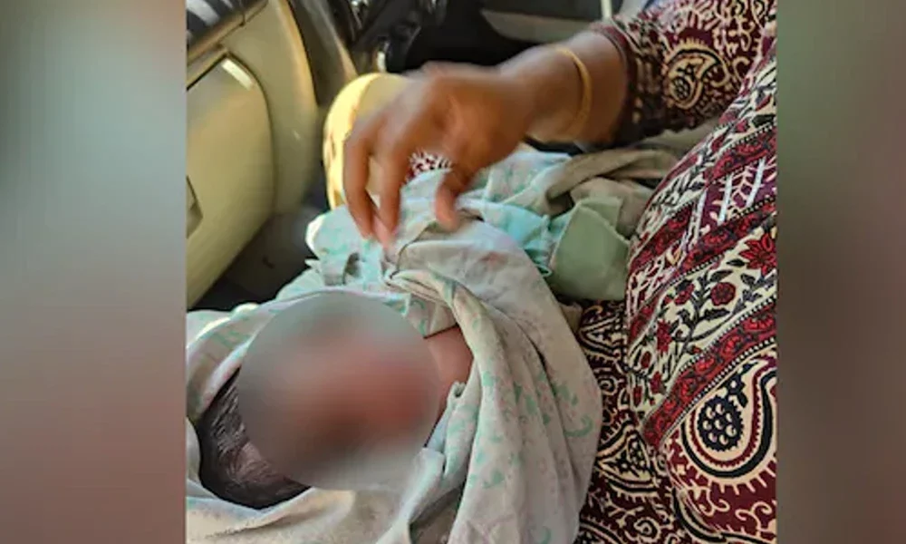 Woman gives birth On Footpath In kolkata