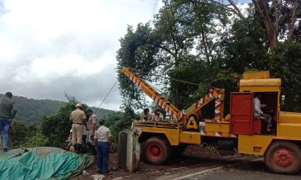 ಉರುಳಿದ ಲಾರಿ