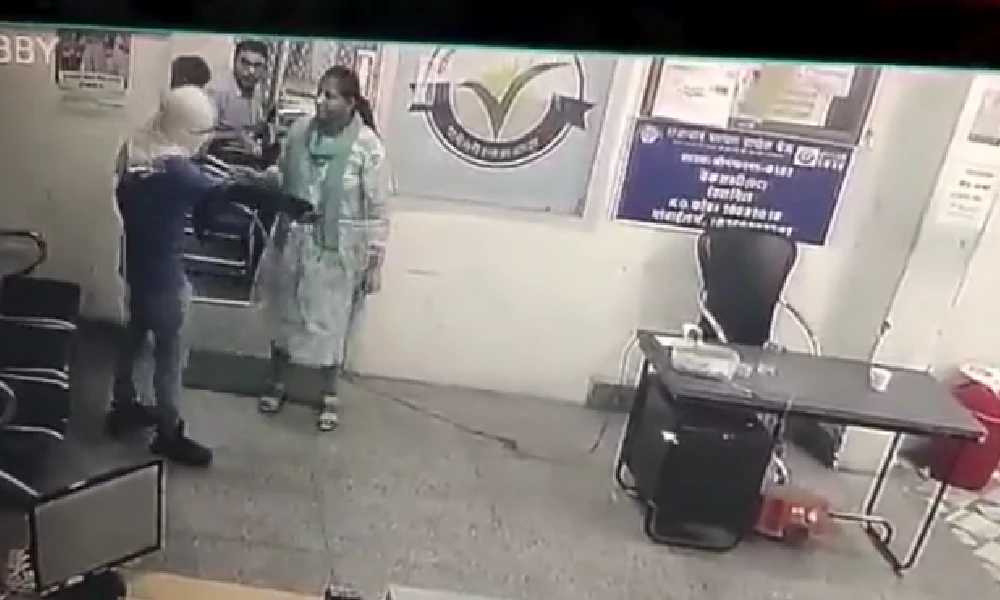 Woman Bank Manager Fights with Robber In Rajasthan