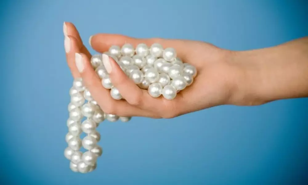 pearls in hand
