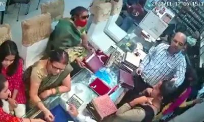 woman steals gold necklace In Uttar Pradesh