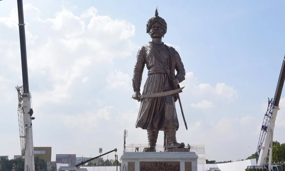 Kempegowda statue