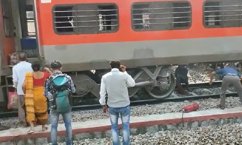 howrah express train fire accident train fire