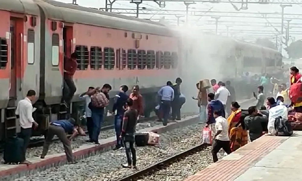 howrah express train fire accident train fire