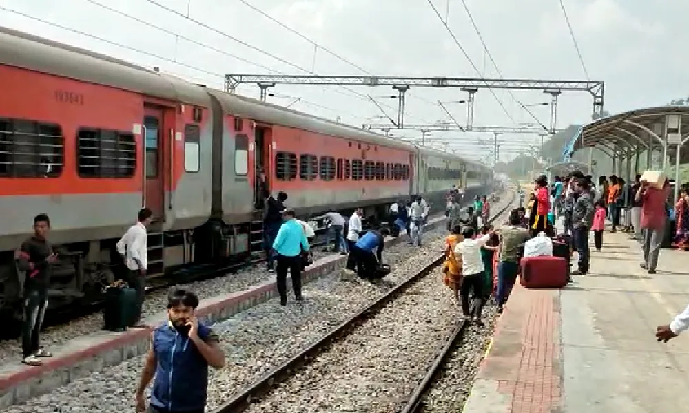 howrah express train fire accident train fire