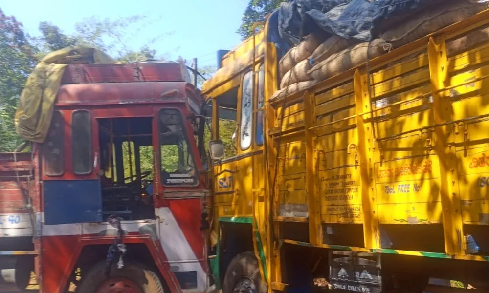 Collision of lorries hosanagara taluk
