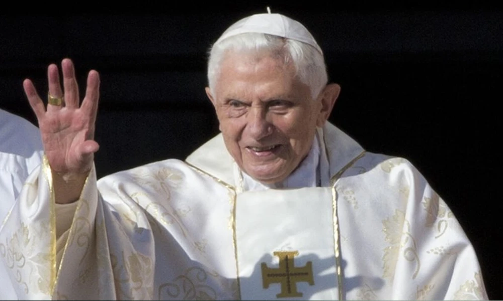 Pope Benedict Dies