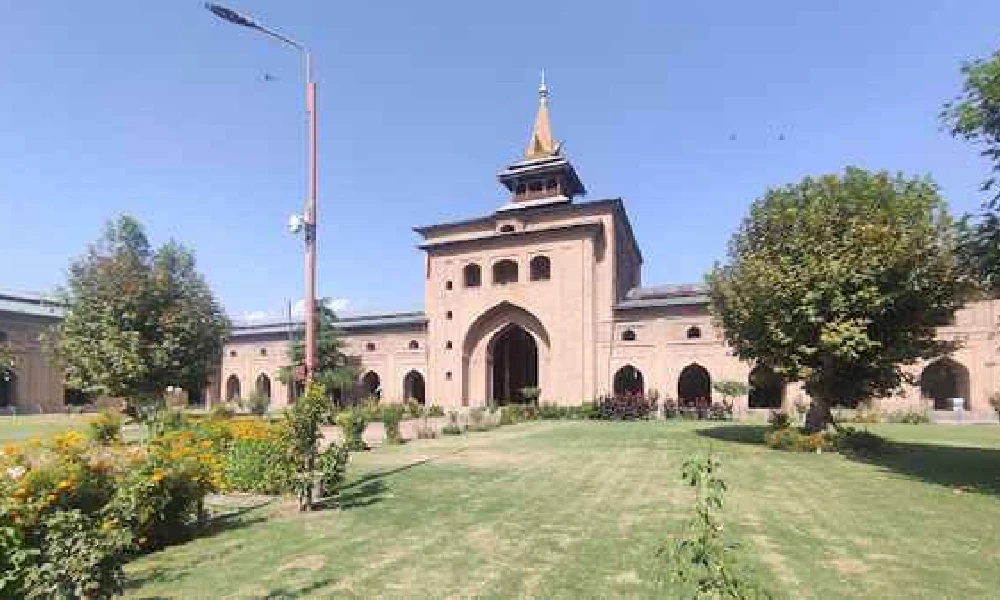 men and women are not allowed to sit together in lawn of Jamia Masjid