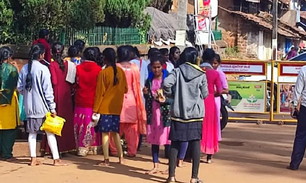 Banavasi Temple ಬನವಾಸಿ ದೇವಸ್ಥಾನ ಇಲ್ಲ ಮೂಲಸೌಕರ್ಯ ಪ್ರವಾಸಿಗರಿಗೆ ಕುಡಿಯುವ ನೀರು, ಶೌಚಾಲಯ ವ್ಯವಸ್ಥೆ ಇಲ್ಲ