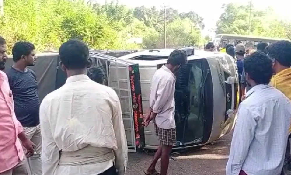 bus accident ಹೊನ್ನಾವರದಲ್ಲಿ ಶಾಲಾ ಬಸ್‌ ಅಪಘಾತ