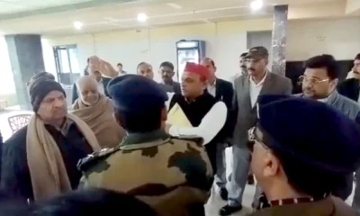 SP Cheif Akhilesh Yadav Refusing Tea By Police In Uttar Pradesh