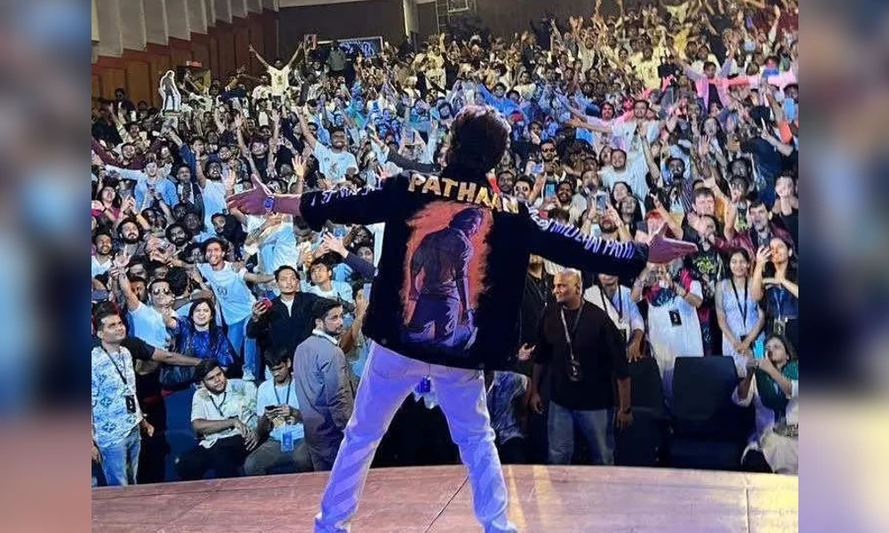 Shah Rukh watch Pathaan Movie in the theater with his fans