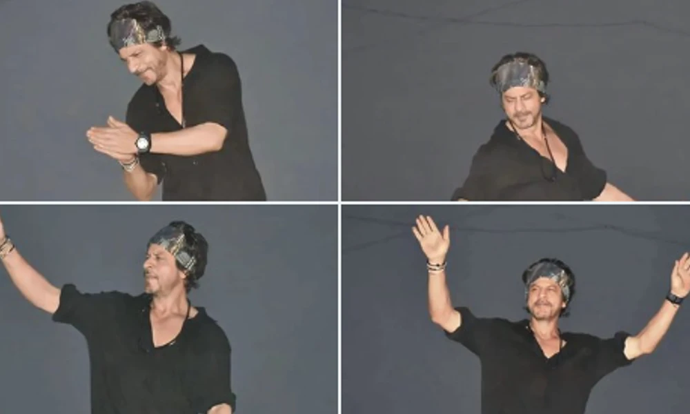 Pathaan Movie Shah Rukh Khan greets fans mannat