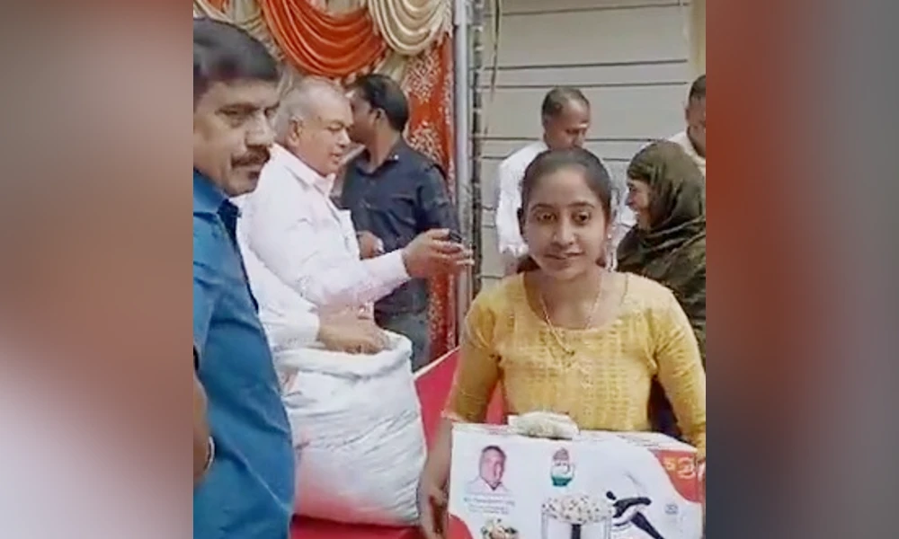 MLA Ramalinga Reddy distributes cookers to voters in BTM Layout constituency; The video has gone viral