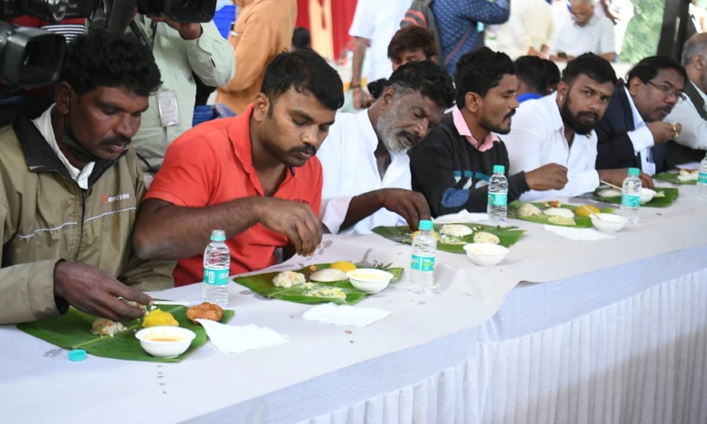 CM bommai tiffin with crematorium workers