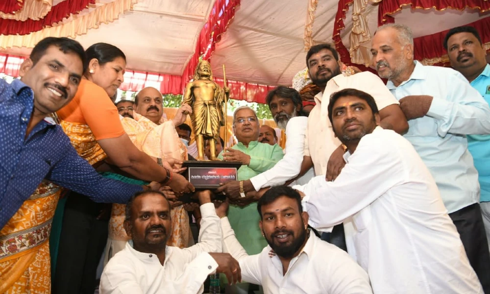 CM bommai tiffin with crematorium workers