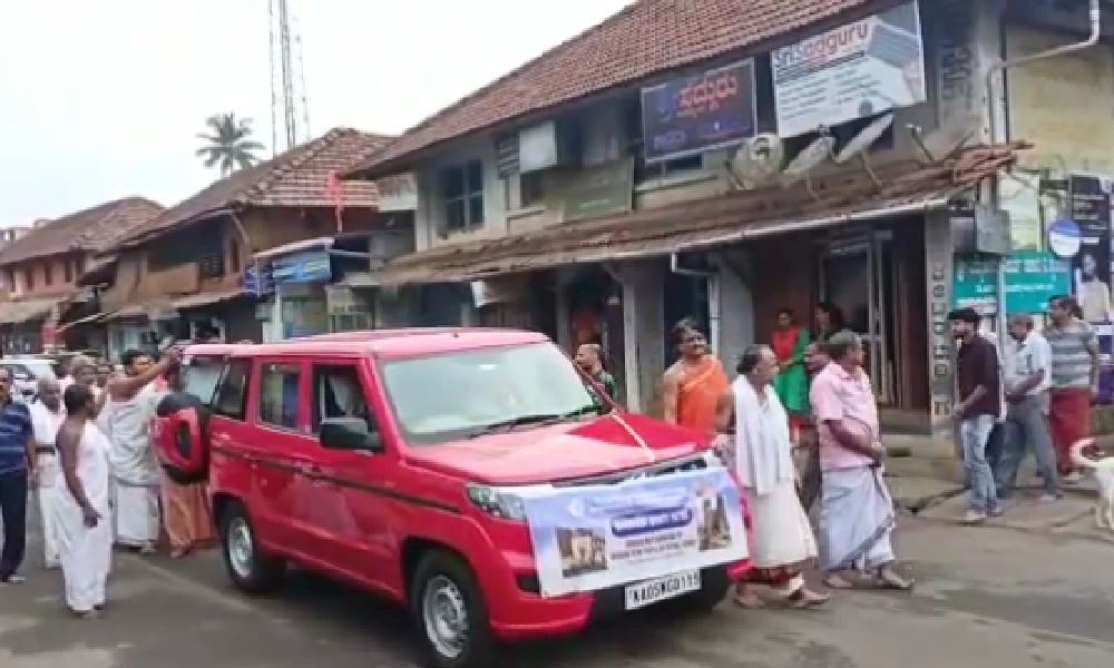 Sharada Devi Idol Kashmira Puravasini is on her way from Sringeri to Titwal Consecration on March 24