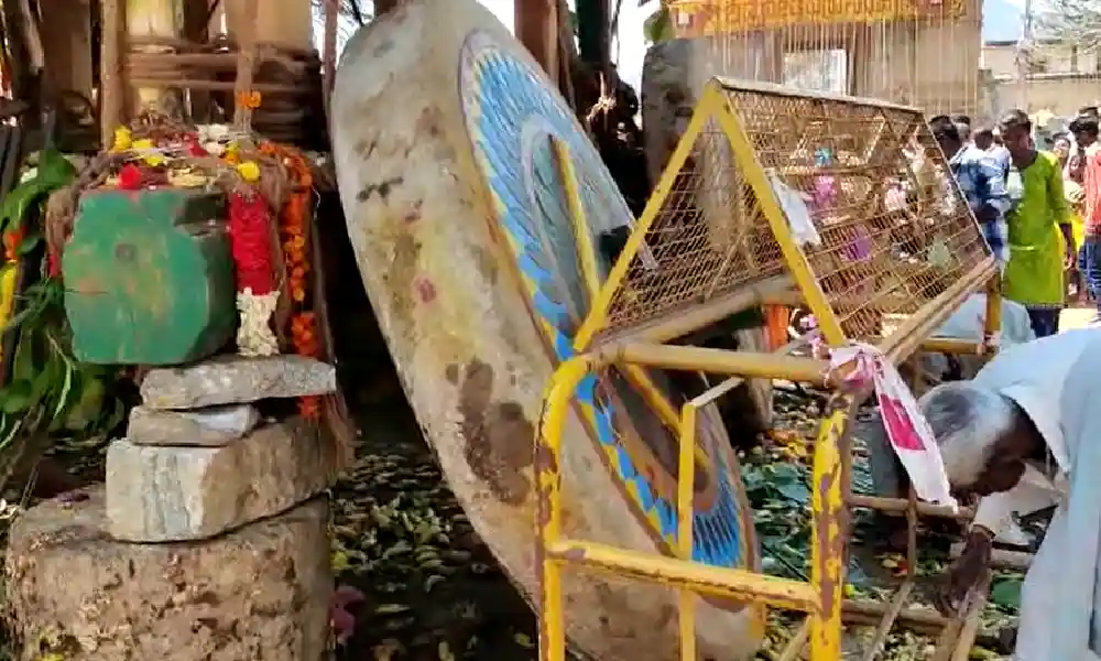 Bhoganandeeshwara's chariot wheel broke down as soon as Minister Sudhakar flagged it off