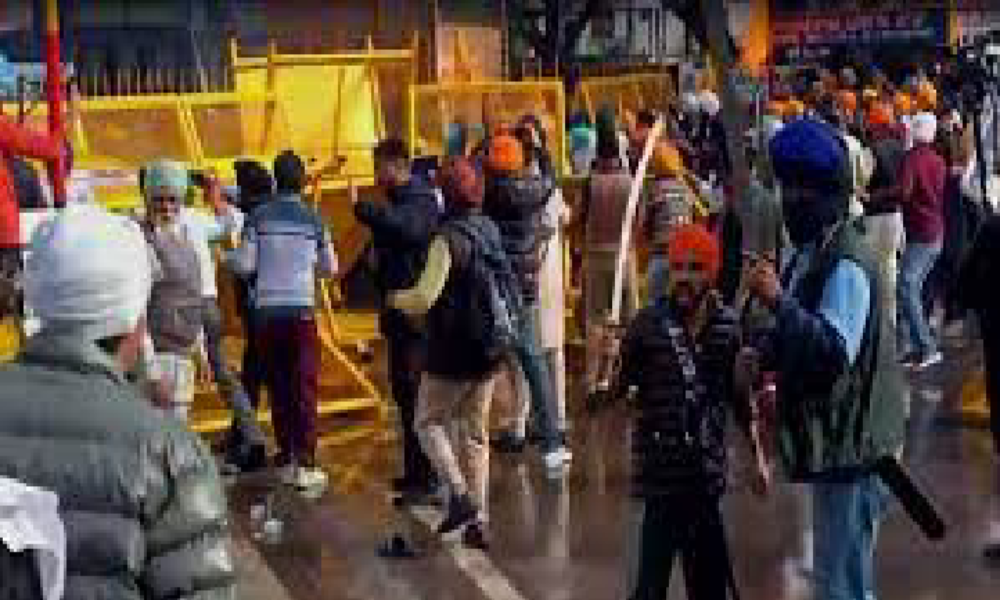 Protesters Clash with Cops Using Swords and 7 policemen injured, Punjab