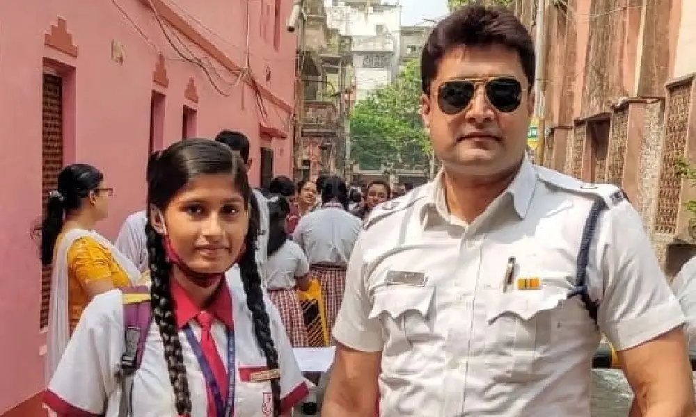 Police Officer Helps Student To Reach Exam Center In Kolkata