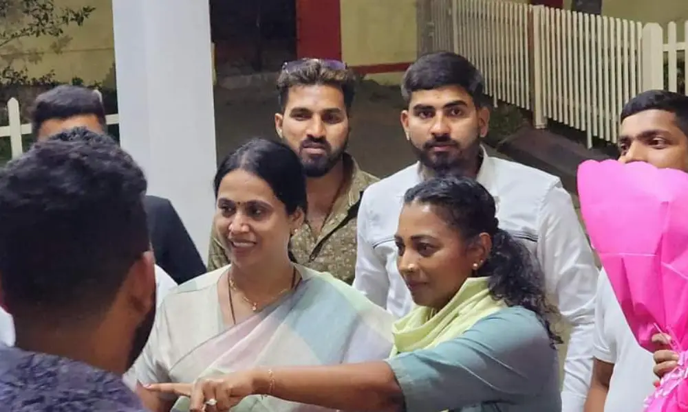 Karnataka Election news Laxmi Hebbalkar visits Gaurigadde to meet Avadhoota Vinay Guruji
