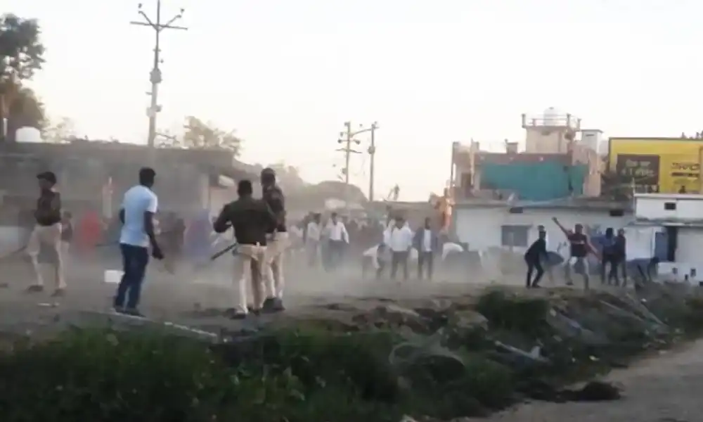 Huge Mob Attacks On Police In Madhya Pradesh