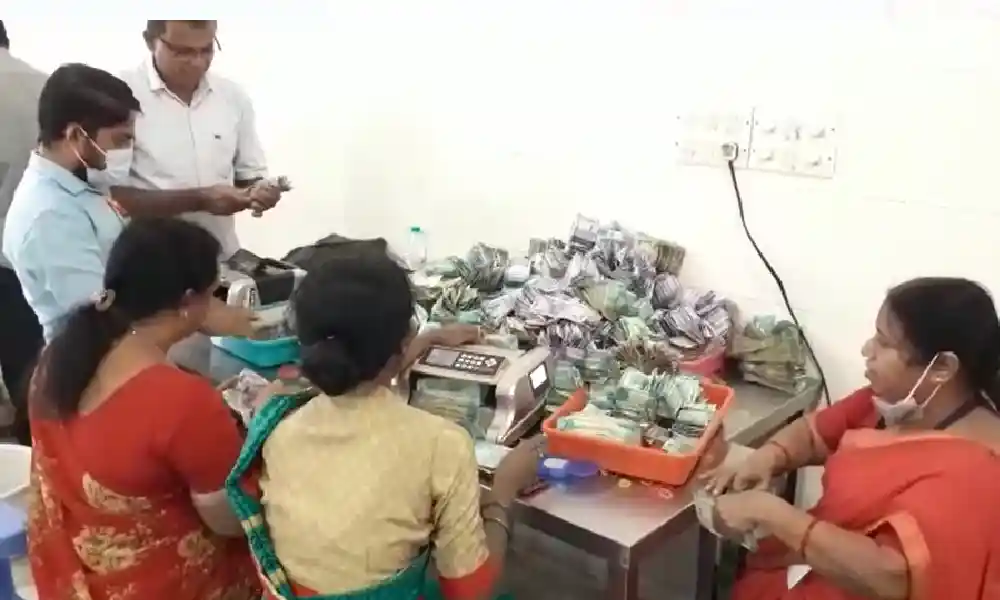 Devotees donate to Nanjundeshwara in Nanjangud for Shivaratri