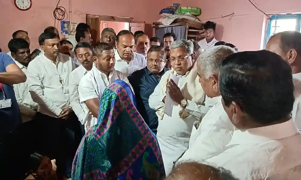 Retired teacher commits suicide by consuming poison, A compensation of Rs 2 lakh will be given to the family members of the deceased. Former CM Siddaramaiah donates funds