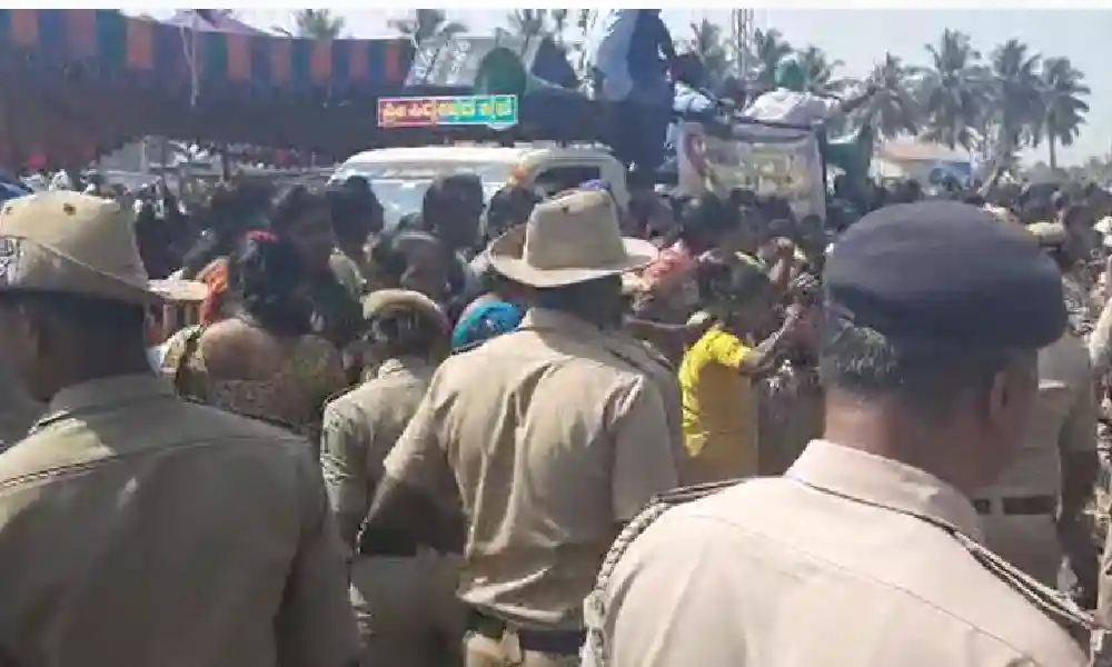 mysore bangalore expressway in Hanakere villagers protest for Construction of underpass