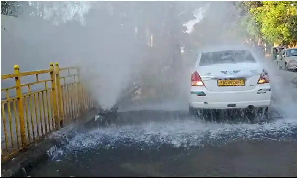 In Yeshwanthpur, a pipe breaks and water is wasted, Riders who washed a car at Mini Falls
