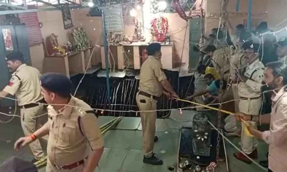 25 people fall in stepwell In Indore Temple