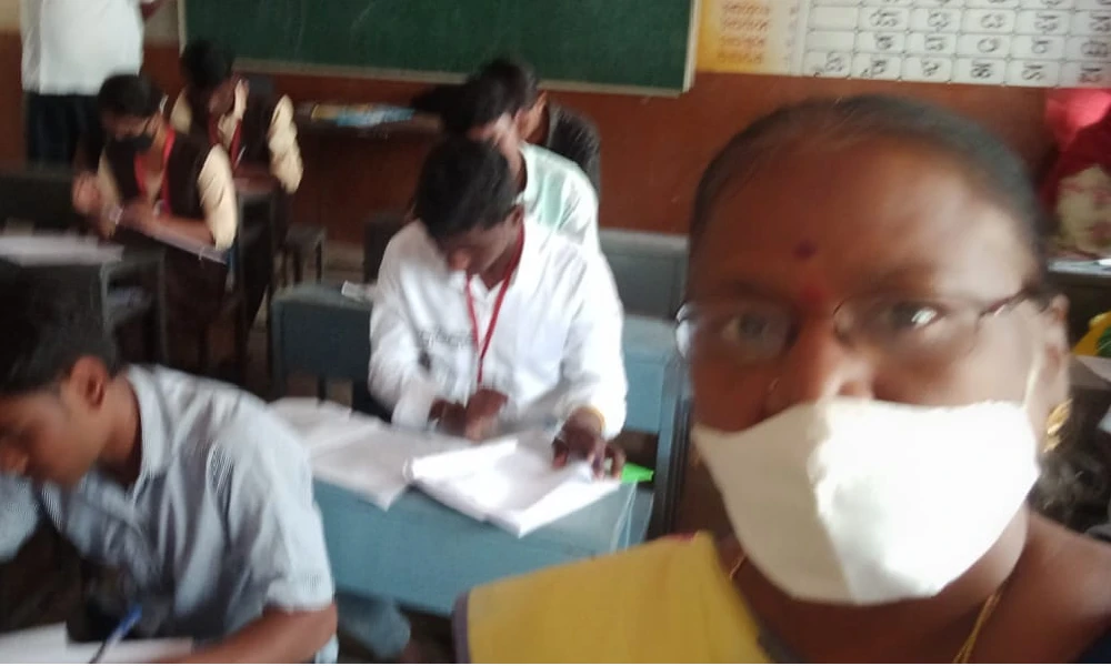 Special Observer who took a selfie in the exam hall, Vijayapura violates exam rules