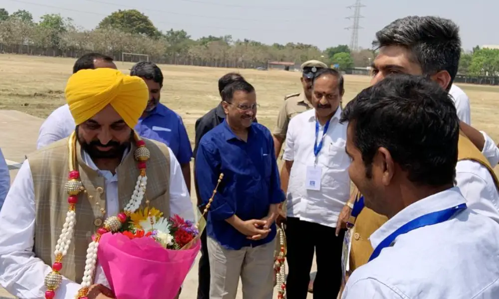 Arvind Kejriwal, Bhagwant Mann received by state AAP leaders on their arrival in Davanagere