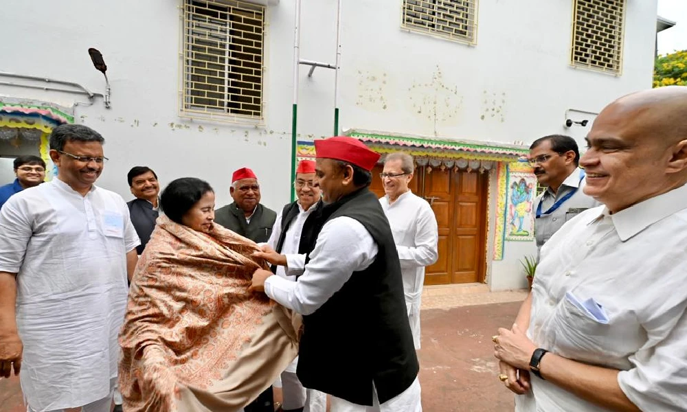 Mamata Banerjee Akhilesh Yadav Agree to Create new Front to Fight Against BJP