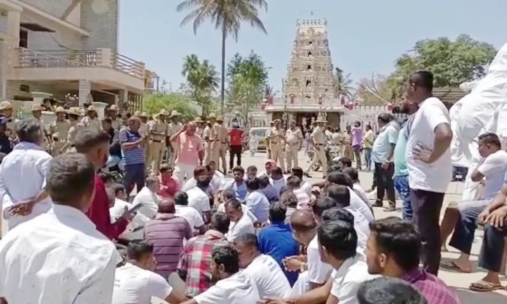 Congress, JDS workers clash over distribution of prasadam in Holenarasipura Holenarasipur