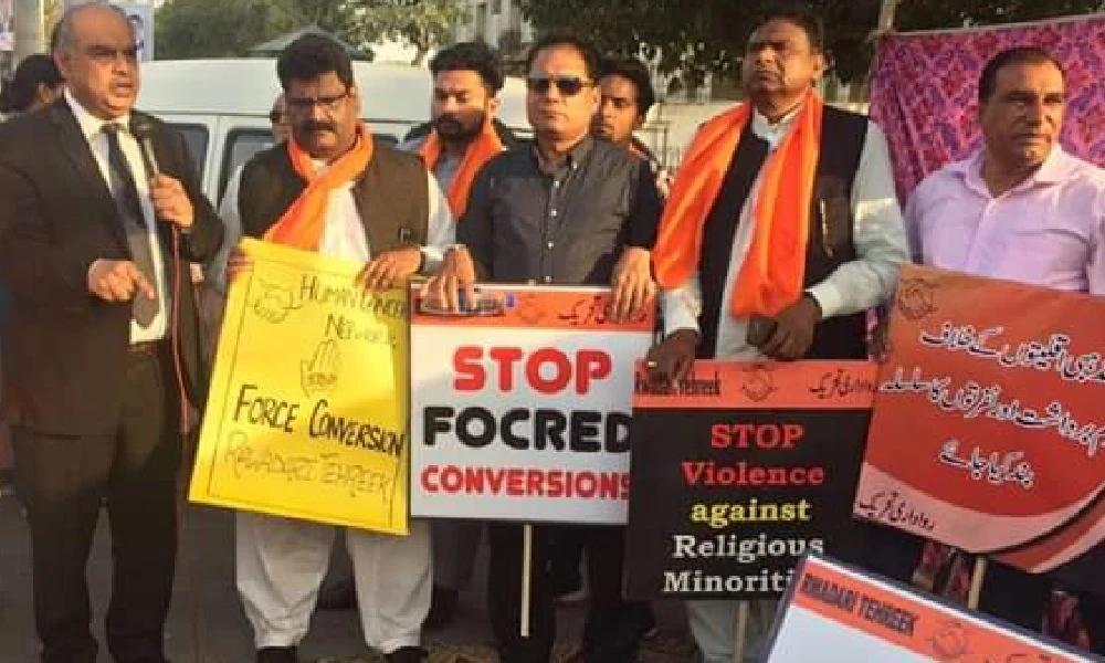 Members of Pakistans Hindu community protest against forced conversions
