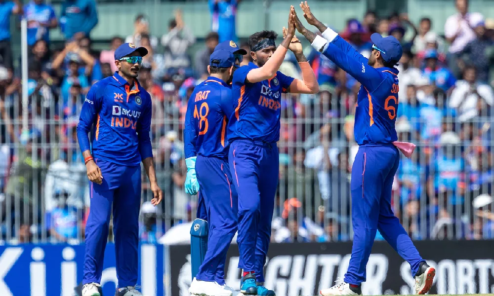 IND VS AUS: Pandya bowling Kamal; India target 270 runs to win