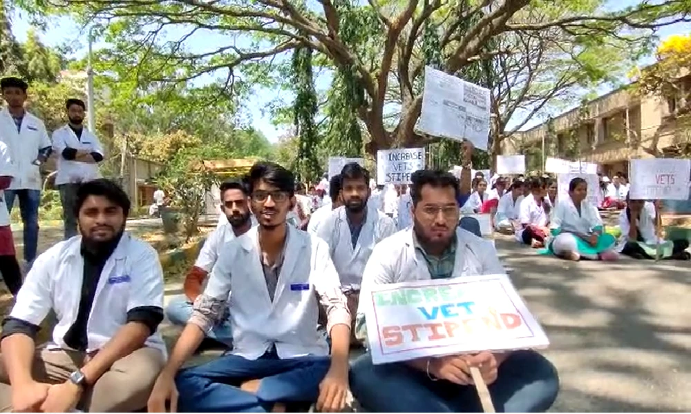 Veterinary students protest against hike in stipend