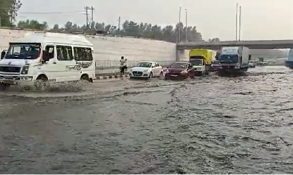 Due to heavy rains, motorists struggle on Bengaluru-Mysuru dashapatha