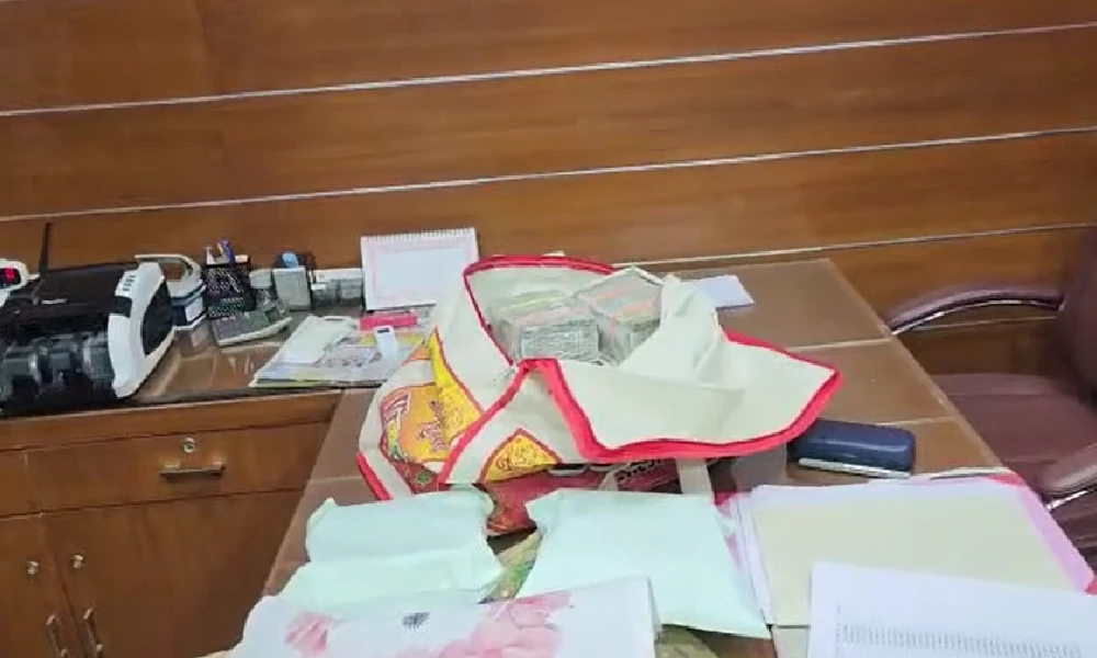 Bjp MLA's bedroom contained a bundle of money, Lokayukta team carries cash in 8 gutkha bags